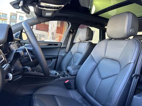Certified 2025 Porsche Macan AWD/4WD image 5