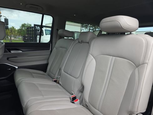 Used 2024 Jeep Wagoneer L Series III w/ Flexible Seating Group AWD/4WD image 15