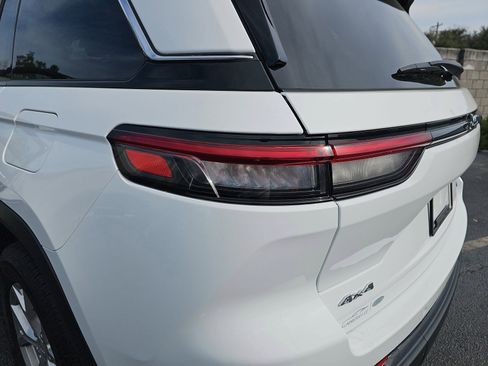 Used 2024 Jeep Grand Cherokee Limited image 33