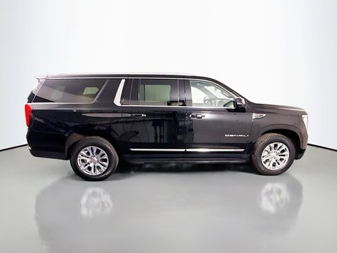 Used 2025 GMC Yukon XL Denali RWD image 11