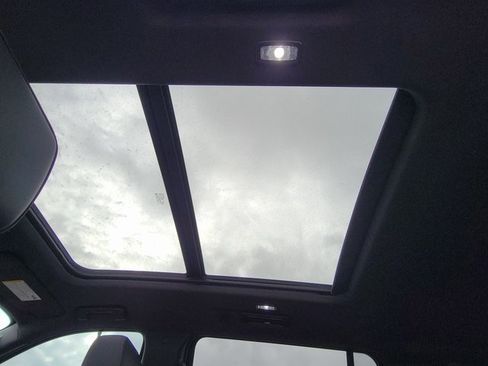 Used 2024 Chevrolet Suburban RST w/ Luxury Package image 17