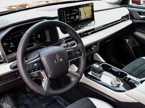 Used 2025 Mitsubishi Outlander SE AWD/4WD image 15