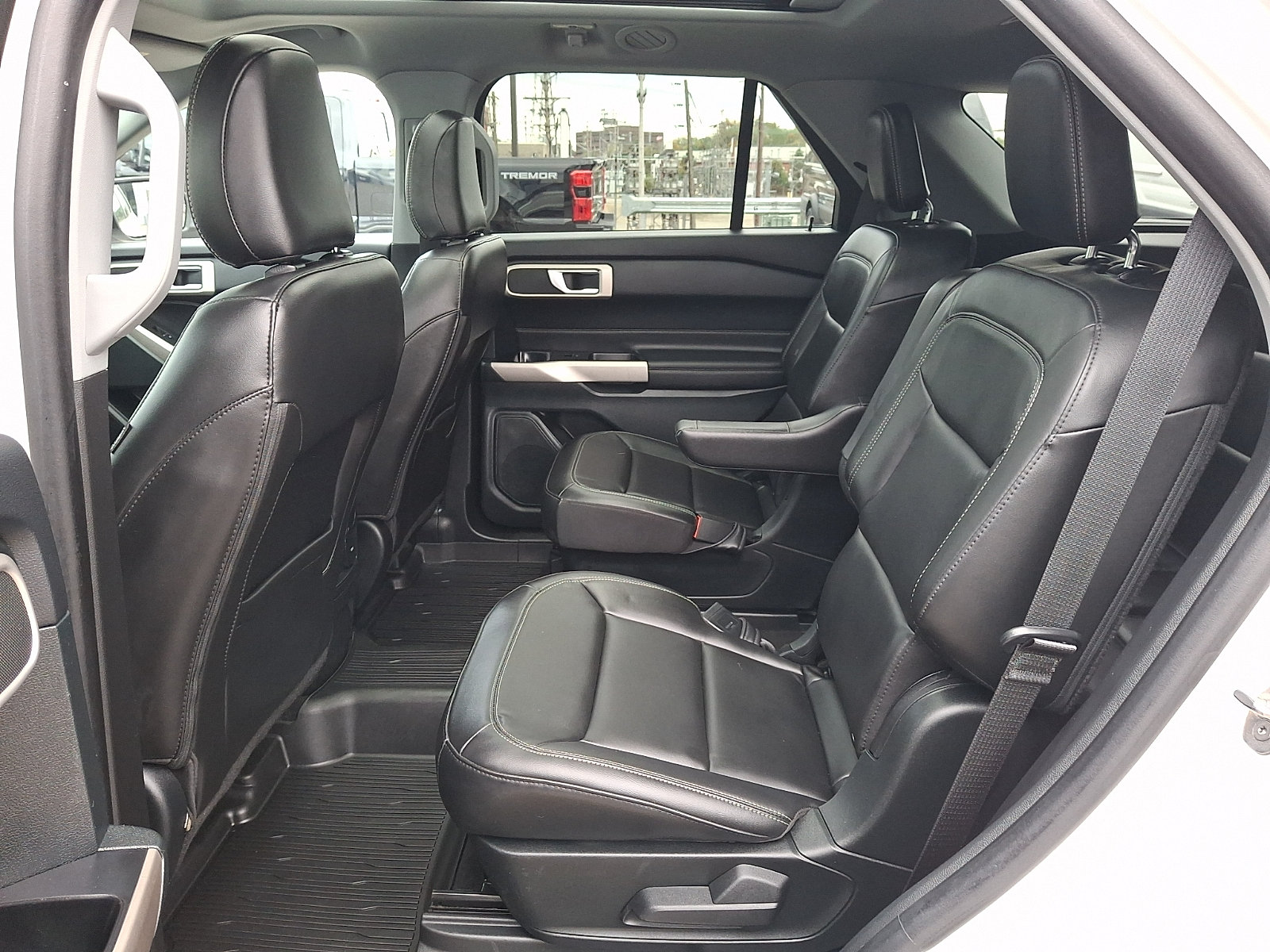 Used 2023 Ford Explorer XLT w/ Equipment Group 202A AWD/4WD image 10