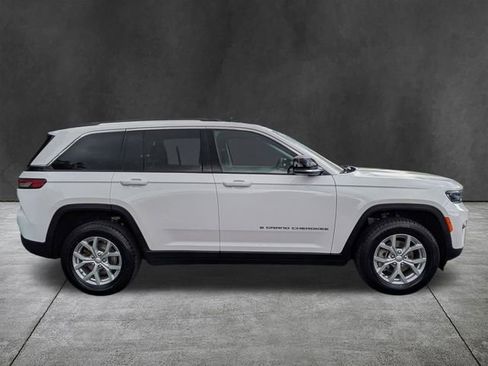 Used 2023 Jeep Grand Cherokee Limited image 3