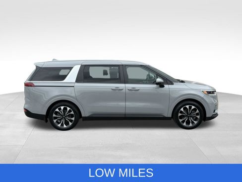 Used 2024 Kia Carnival EX FWD image 12