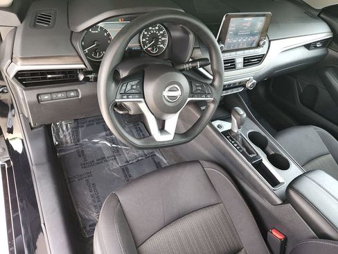 Used 2025 Nissan Altima 2.5 SV FWD image 11
