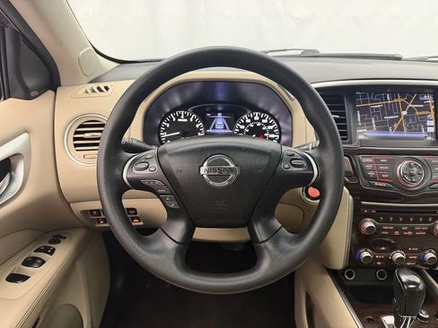 Used 2016 Nissan Pathfinder Platinum w/ Family Entertainment Package FWD image 11