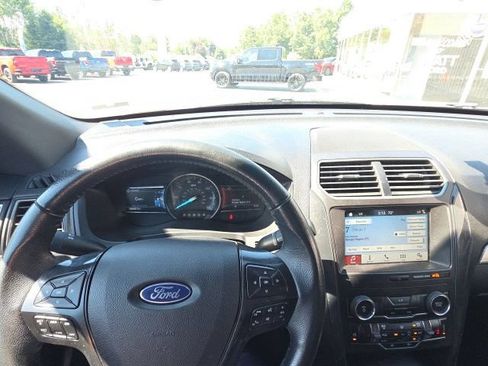 Used 2018 Ford Explorer XLT AWD/4WD image 11