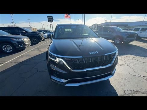 Used 2024 Kia Carnival EX image 3