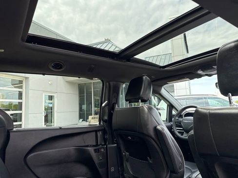 Used 2023 Chrysler Pacifica Limited w/ S Appearance Package FWD image 42