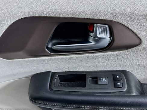 Used 2021 Chrysler Voyager Lxi image 30