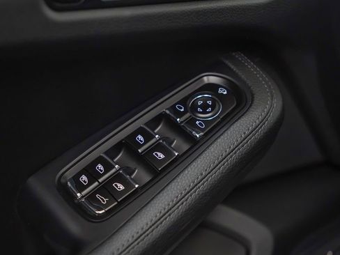 Certified 2025 Porsche Macan image 23