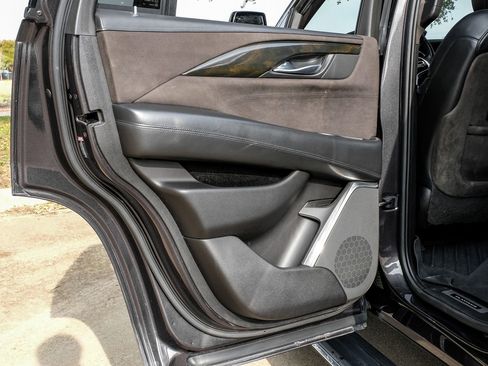 Used 2017 Cadillac Escalade Platinum image 38