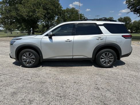 Used 2024 Nissan Pathfinder SV image 2