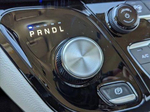 Used 2023 Chrysler Pacifica Touring-L image 12