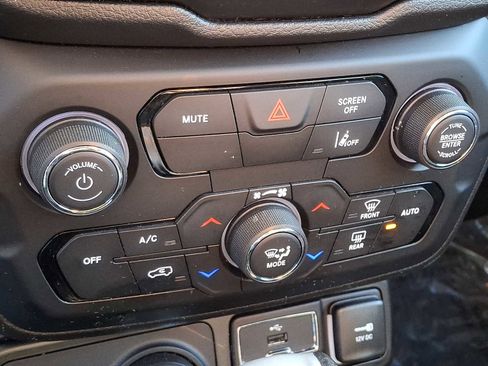 Used 2023 Jeep Renegade Trailhawk image 16