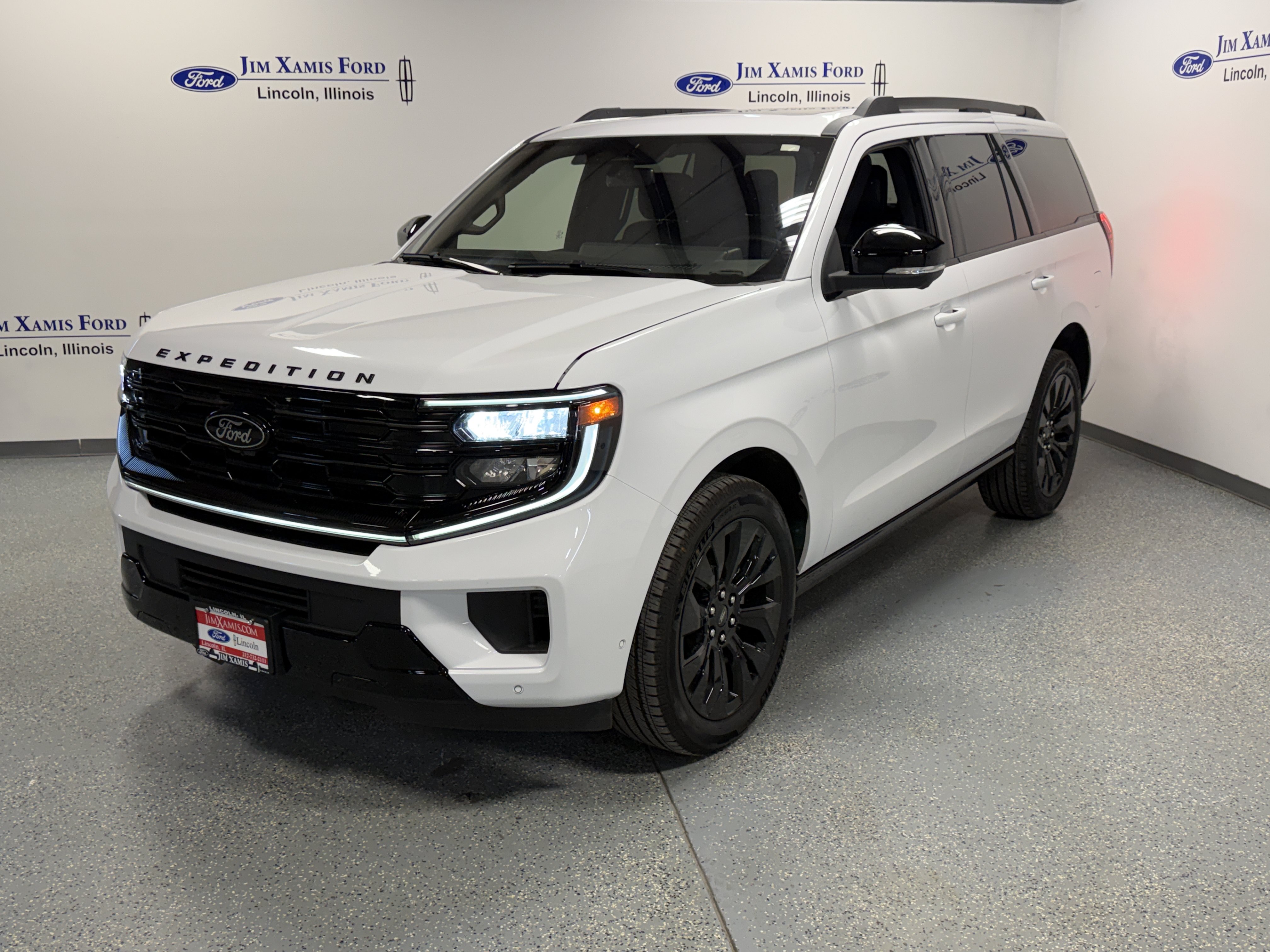 Used 2025 Ford Expedition Platinum w/ Stealth Appearance Package AWD/4WD image 3
