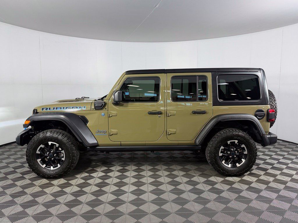 Used 2025 Jeep Wrangler Unlimited Rubicon 4xe w/ Convenience Group AWD/4WD image 11