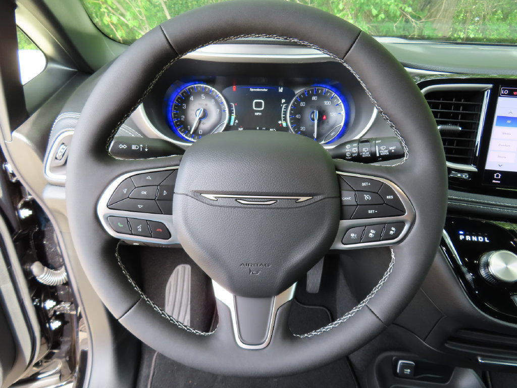 New 2027 Chrysler Pacifica Select FWD image 4