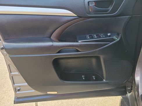 Used 2016 Toyota Highlander Plus FWD image 13