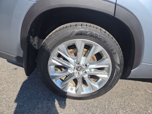 Used 2020 Toyota Highlander Limited AWD/4WD image 2