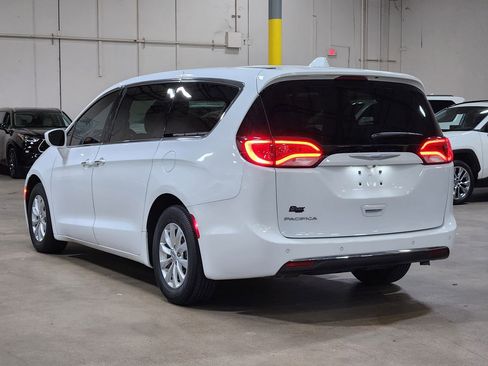 Used 2018 Chrysler Pacifica Touring Plus FWD image 11