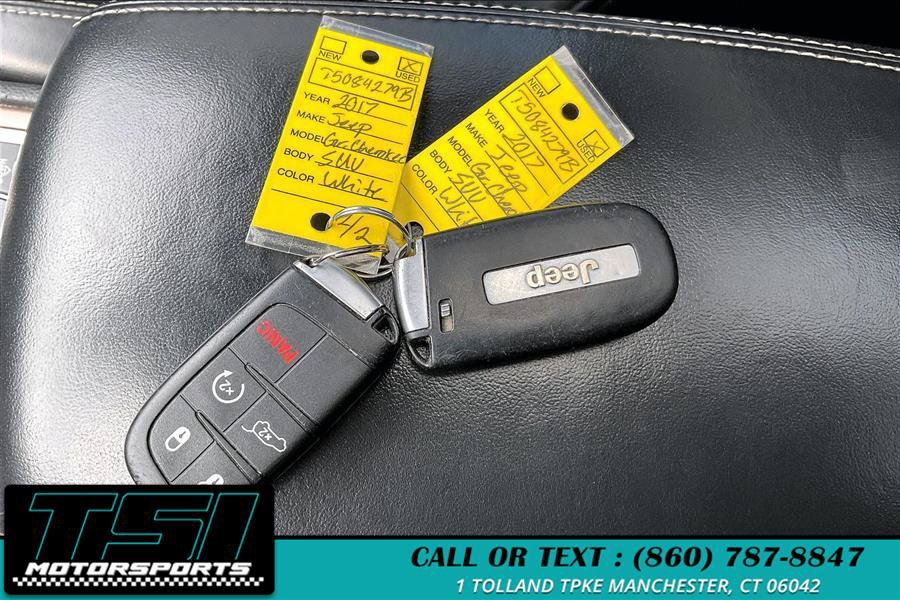 Used 2017 Jeep Grand Cherokee Overland AWD/4WD image 8
