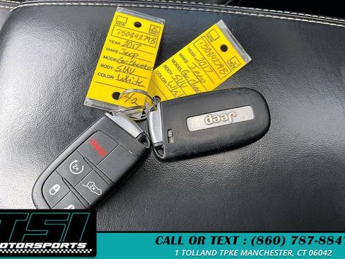 Used 2017 Jeep Grand Cherokee Overland AWD/4WD image 8