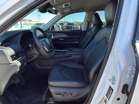 Used 2024 Toyota Grand Highlander XLE image 11