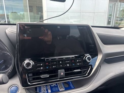 Used 2021 Toyota Highlander Limited AWD/4WD image 7