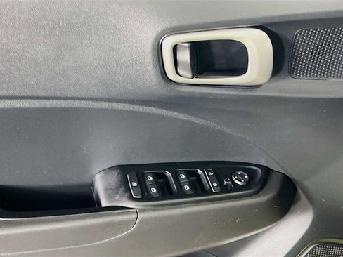 Certified 2024 Hyundai Venue SE image 17