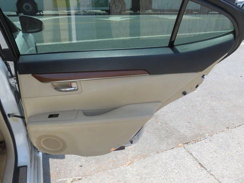 Used 2015 Lexus ES 300h w/ Premium Package w/Bamboo Trim FWD image 30