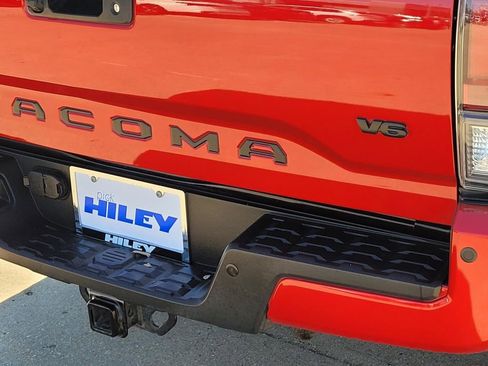 Used 2020 Toyota Tacoma TRD Sport w/ Technology Package image 5