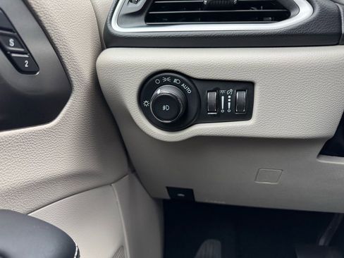 Used 2023 Chrysler Pacifica Touring-L image 14