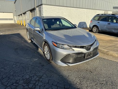 Used 2018 Toyota Camry LE image 1