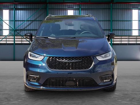 Used 2023 Chrysler Pacifica Limited w/ S Appearance Package AWD/4WD image 7