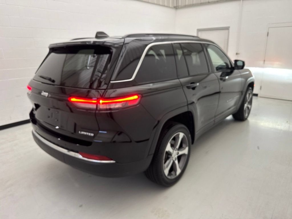 Used 2024 Jeep Grand Cherokee Limited AWD/4WD image 9