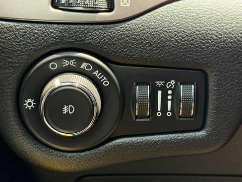 Used 2020 Jeep Cherokee Latitude Plus AWD/4WD image 10