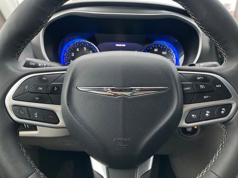 Used 2024 Chrysler Pacifica Touring-L image 19