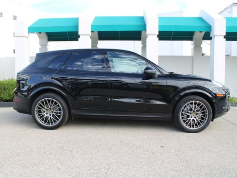 Certified 2023 Porsche Cayenne Platinum Edition image 8