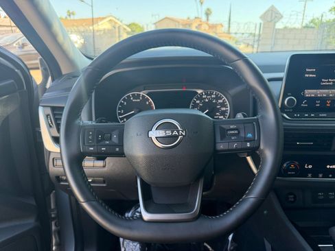 Used 2025 Nissan Rogue SV FWD image 30