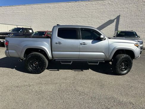 Used 2018 Toyota Tacoma TRD Sport w/ Technology Package image 3