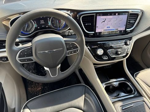 Used 2023 Chrysler Pacifica Limited AWD/4WD image 29