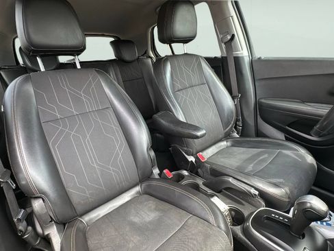 Used 2019 Chevrolet Trax LT w/ LT Convenience Package FWD image 21