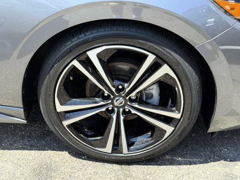 Used 2023 Nissan Sentra SR w/ SR Premium Package FWD image 6