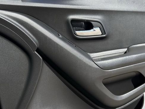 Used 2021 Chevrolet Trax LT w/ LT Convenience Package image 27