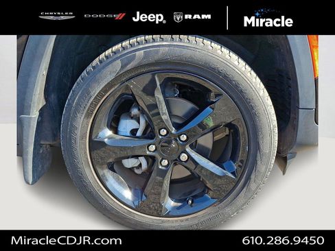 Used 2023 Jeep Grand Cherokee Limited w/ Black Appearance Package image 8