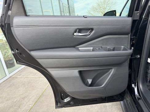 Used 2025 Nissan Pathfinder Platinum w/ Cargo Package image 30