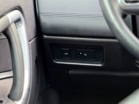 Used 2017 Land Rover Discovery Sport SE image 16