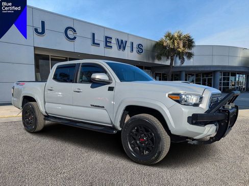 Used 2019 Toyota Tacoma TRD Sport image 1